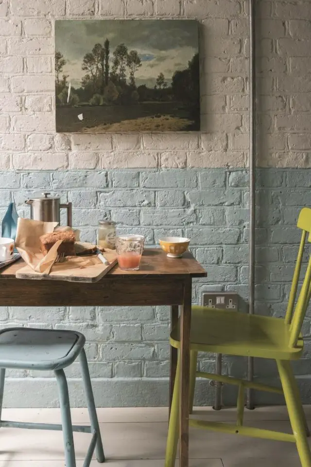 peindre un mur en brique idées soubassement chic bleu pastel bleu ciel et blanc coin repas petite table de cuisine en bois chaise jaune simple et déco 