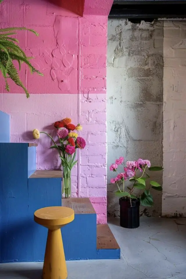 peinture mur en brique intérieur escalier original et coloré mur brut peint plusieurs nuances de rose mise en valeur des défauts du mur effet trash wall coloré 