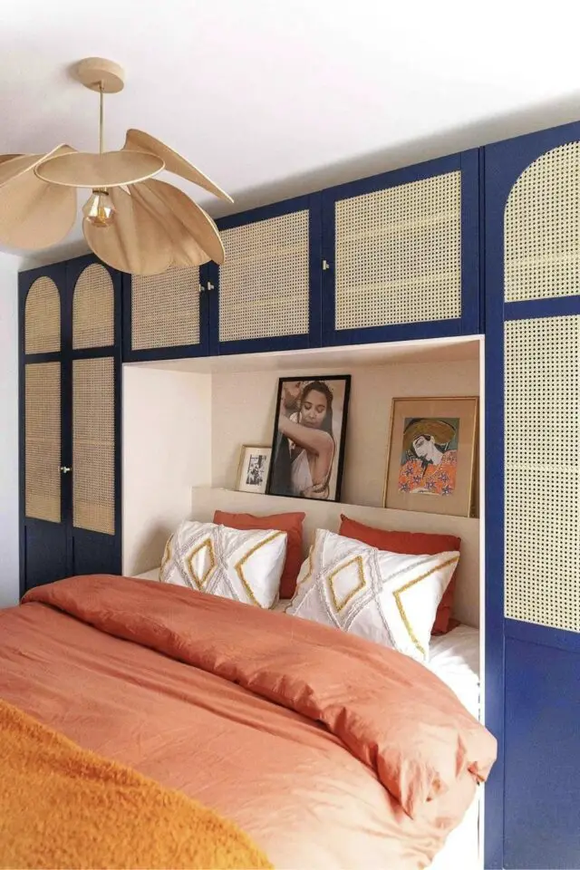 pont de lit aménagement chambre adulte meuble deux penderie et rangement porte en cannage couleur bleu petite tête de lit intégrée pour poser cadres 