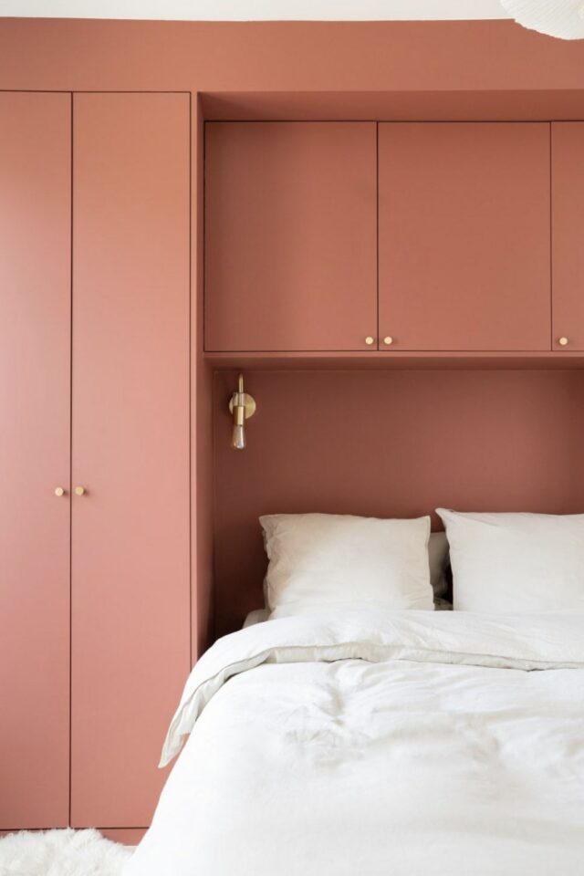 pont de lit aménagement chambre adulte meuble sur mesure armoire et caissons fermés avec des portes éclairage intégré couleur terracotta chic et moderne épuré et chaleureux 