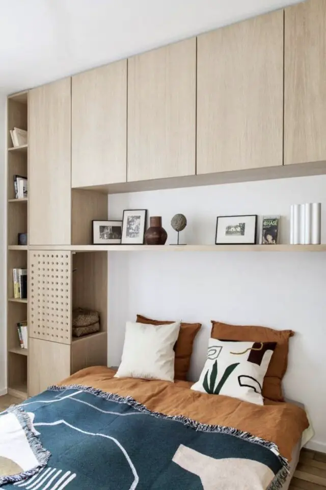 pont de lit aménagement chambre adulte meuble mural en bois clair épuré simple et moderne étagère niche caisson de rangement étagère 