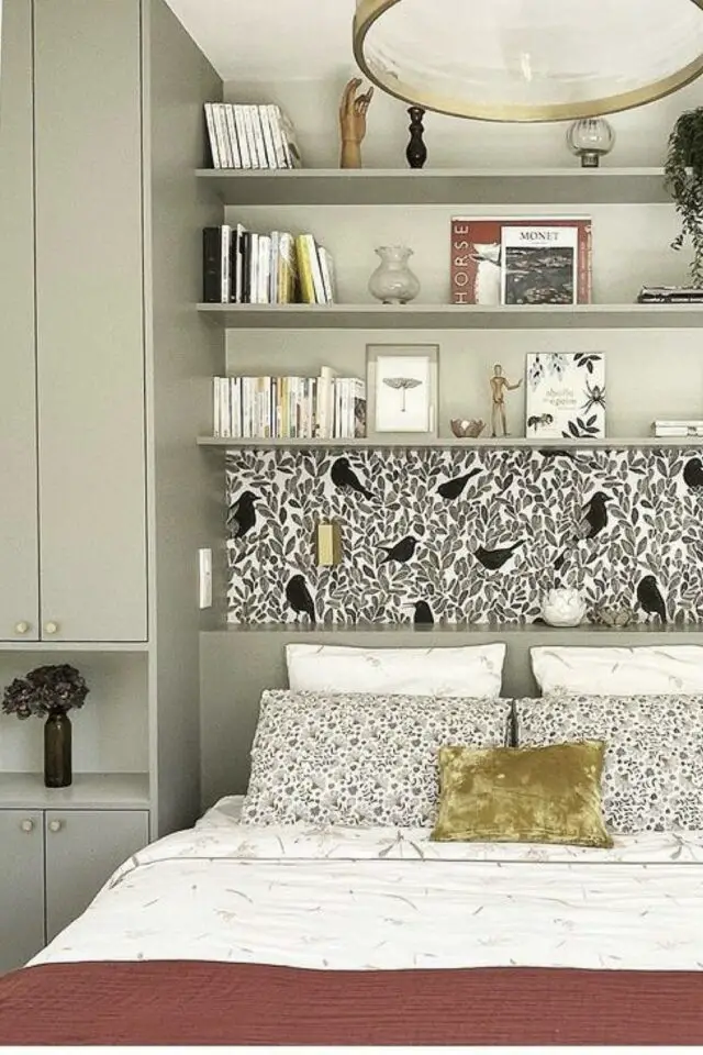 pont de lit aménagement chambre adulte placard rangement penderie alternative armoire étagère tête de lit vert sauge clair papier peint noir et blanc espace nature 