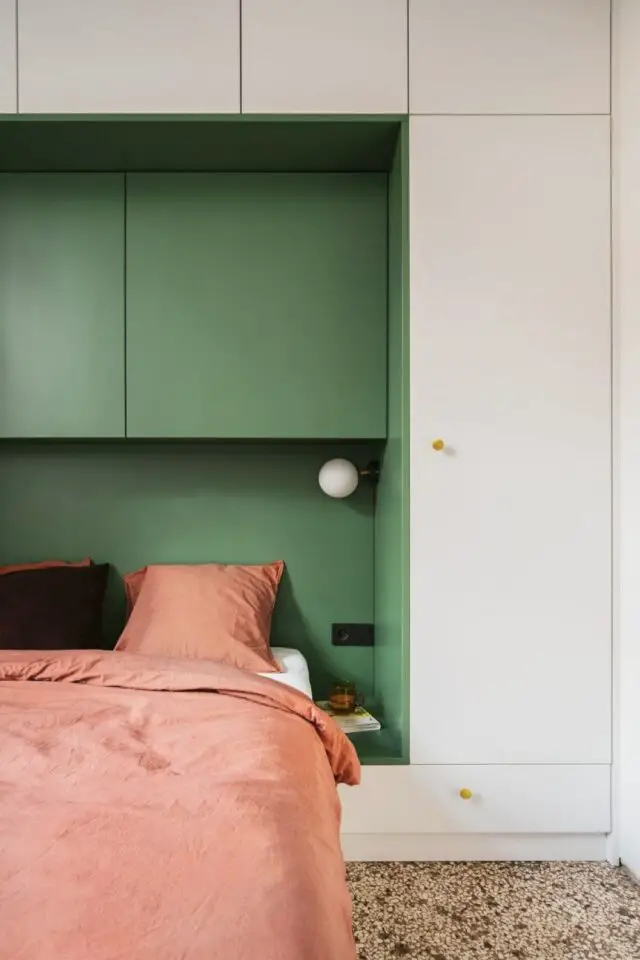 aménagement chambre adulte pont de lit façade de meuble blanc intérieur vert moderne et élégant plusieurs niveaux de rangement optimisation d'espace 