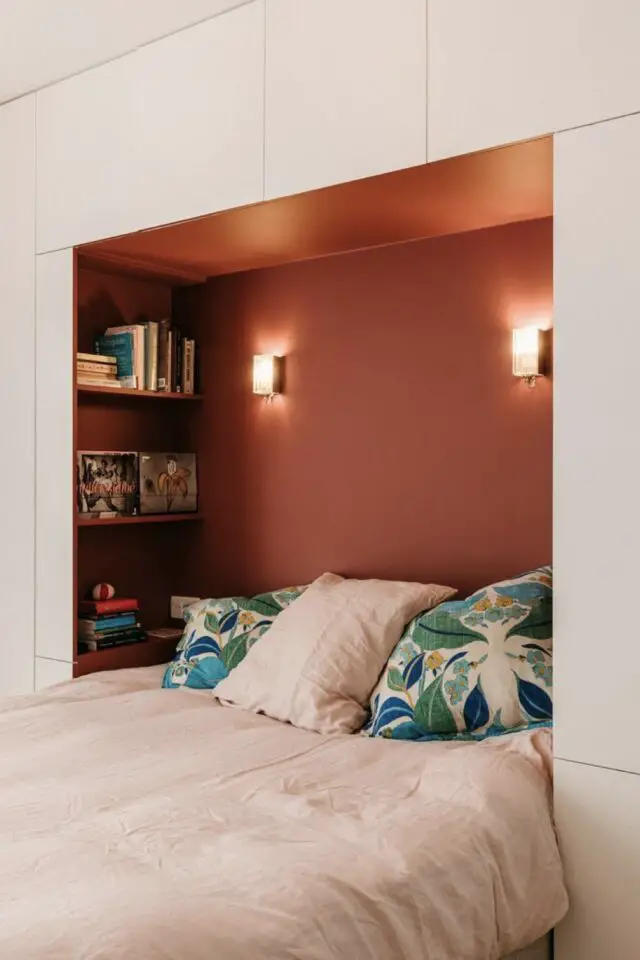 pont de lit aménagement chambre adulte sur mesure élégant blanc et terracotta avec étagère à l'intérieur comme table de chevet éclairage intégré applique murale 