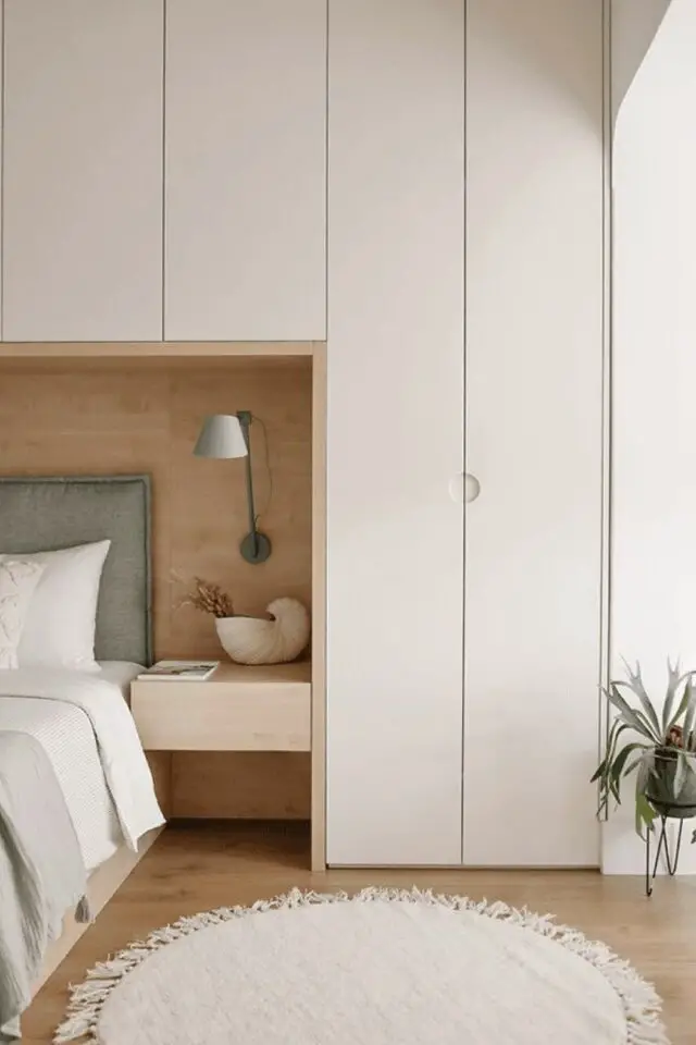 pont de lit aménagement chambre adulte grande porte de meuble sur mesure épuré blanc et coffrage en bois avec table de chevet murale intégrée applique 
