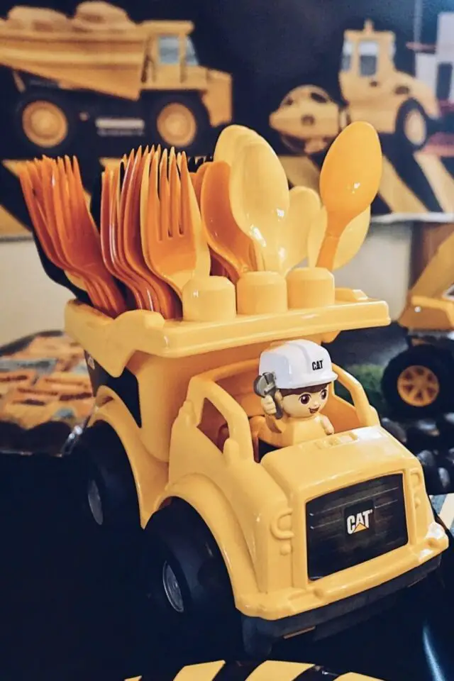 déco anniversaire enfant thème voiture camion jouet pour ranger les couvert idée ludique récup facile à faire 