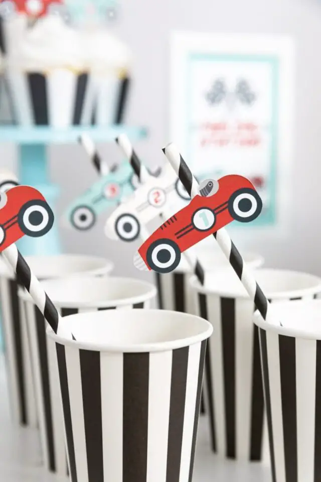 déco anniversaire enfant thème voiture course gobelet rayé noir et blanc déco paille facile à faire original et mignon 