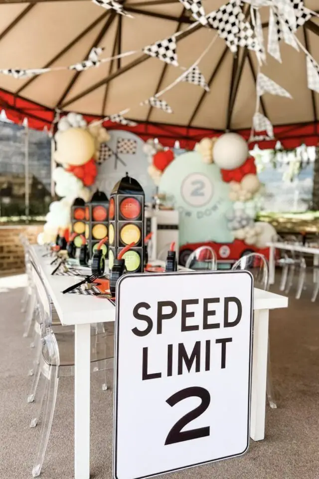 déco anniversaire enfant thème voiture table blanche feu tricolore course panneau limitation de vitesse noir et blanc ballon fanion de course 