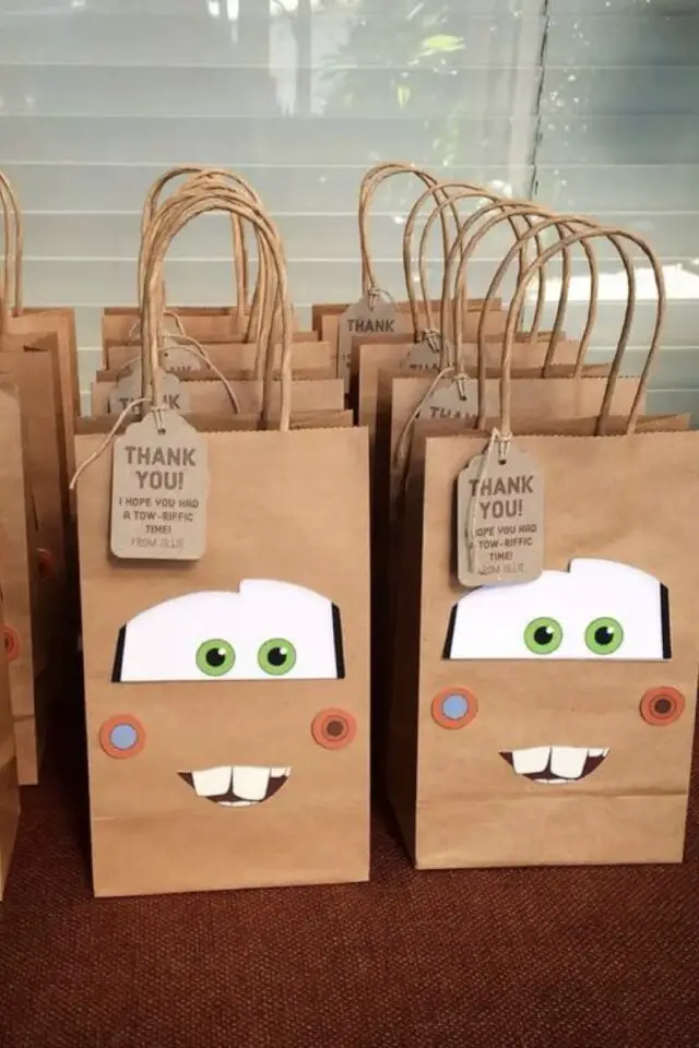 déco anniversaire enfant thème voiture cadeau pour invité sac kraft customisé personnage Cars film d'animation Pixar idée ludique à faire soi-même bricolage 