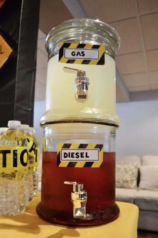 exemple anniversaire enfant thème voiture boisson fontaine customisée idée rapide étiquette essence et gasoil 