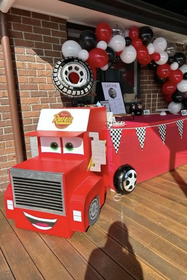 exemple anniversaire enfant thème voiture buffet rouge inspiré du dessin animé cars camion ballon coloré fanion de course 