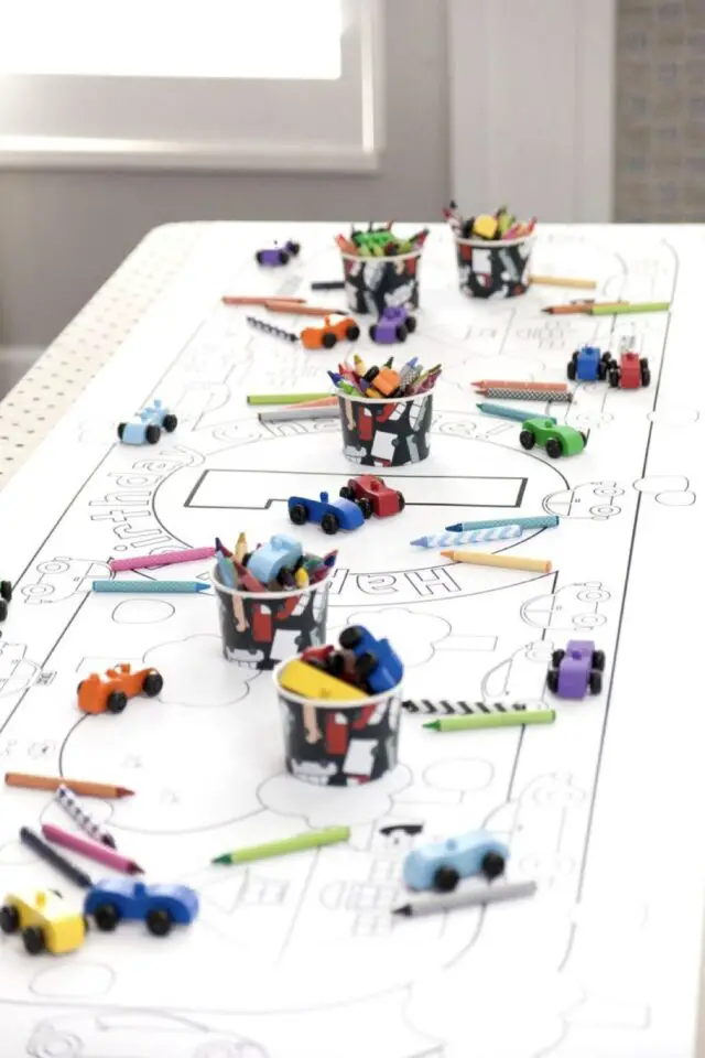 exemple anniversaire enfant thème voiture idée facile table nappe en papier dessin circuit déco de goûter ludique petit garçon 