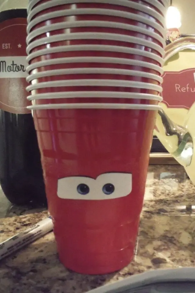 idée déco anniversaire enfant voiture personnalisation gobelet en plastique rouge yeux Cars de Pixar idée facile à faire soi-même étiquette bricolage 