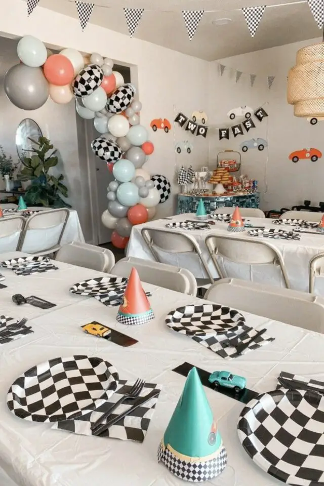 idée déco anniversaire enfant voiture décor de table de goûter petit garçon noir et blanc assiette damier ballon coloré 