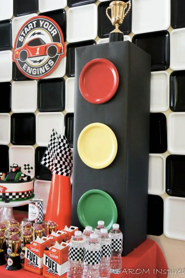 idée déco anniversaire enfant voiture buffet fait maison feu tricolore de course cône de signalisation drapeau bouteille d'eau gâteau 