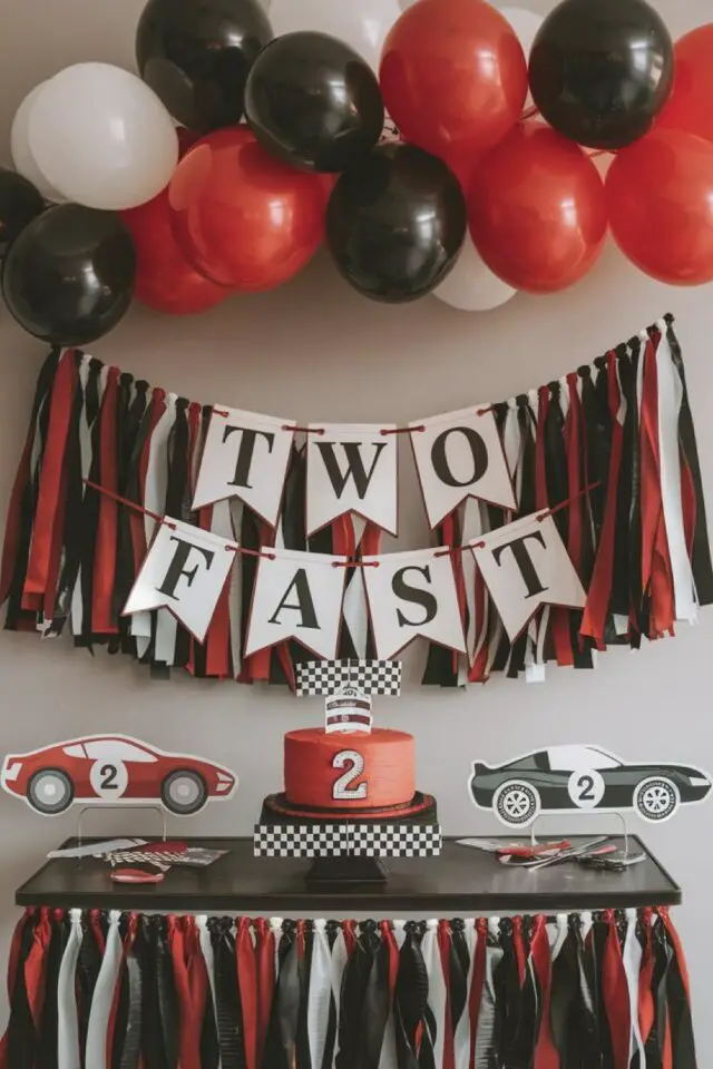 idée déco anniversaire enfant voiture buffet facile noir rouge blanc gâteau ballon guirlande fanion décor course 