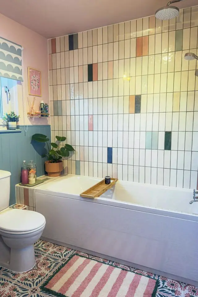 carrelage salle de bain tendance 2026 métro blanc vertical quelques carreaux colorés touche de couleur asymétrique revêtement mural douche baignoire 