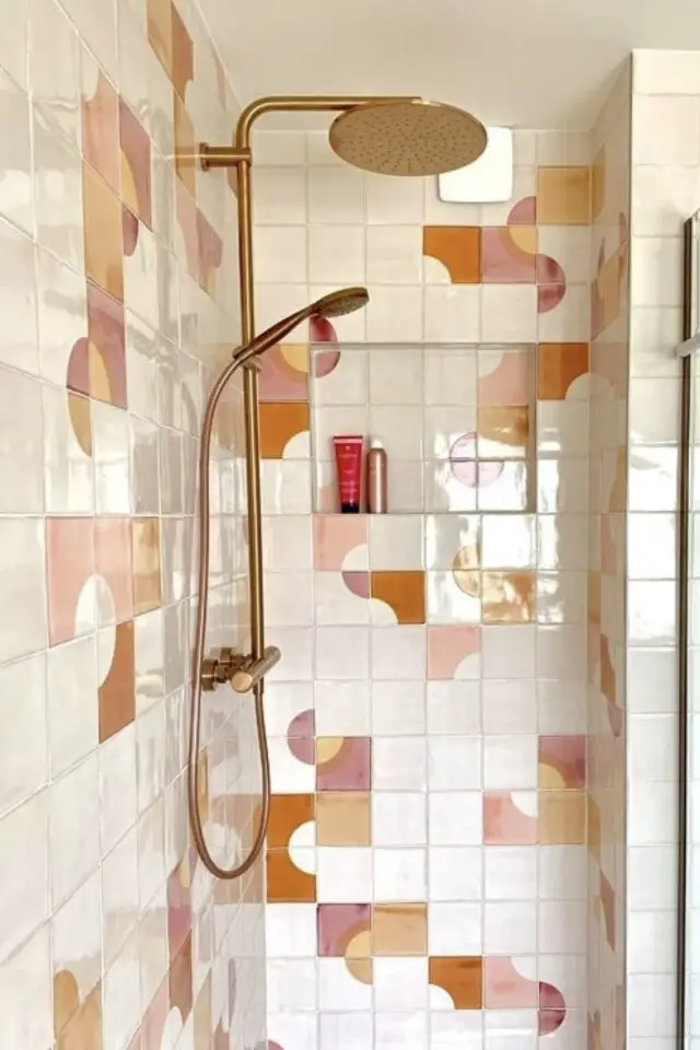 carrelage salle de bain tendance 2026 douche carré blanc et motif asymétrique couleur chaude orange rose nude 