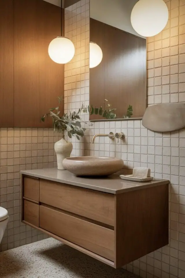 carrelage salle de bain tendance 2026 style rétro vintage naturel petit carreaux carrés esprit zellige mate beige meuble en bois simple et relaxant 