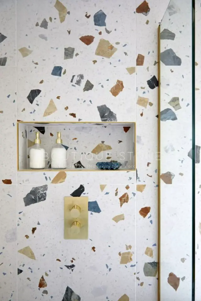 carrelage salle de bain tendance 2026 grande plaque murale motif terrazzo fond clair revêtement sol et mur 