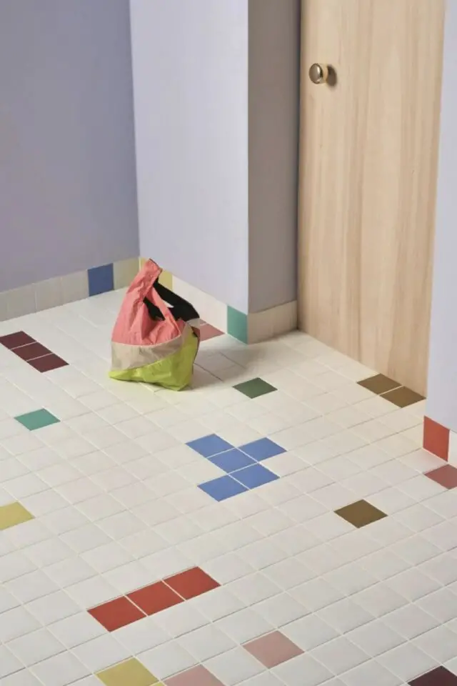 carrelage salle de bain tendance 2026 petite carreaux carrés blanc et couleur effet asymétrique touche colorée ludique revêtement de sol 