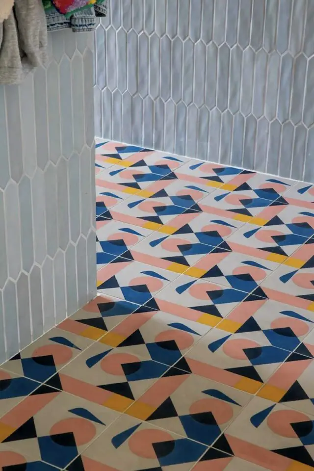 carrelage salle de bain tendance 2026 carreaux de ciment motif graphiques colorés jaune bleu rose sur fond blanc géométrique revêtement de sol 