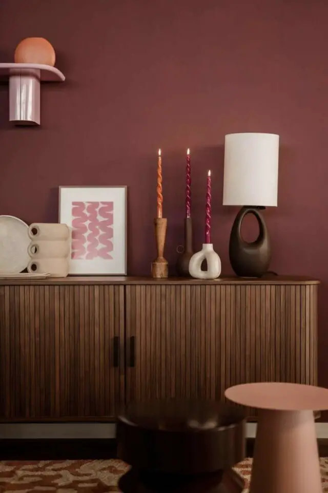 couleur tendance 2026 acajou brun rougeâtre chaleureux peinture similaire terracotta foncé chic et élégant 