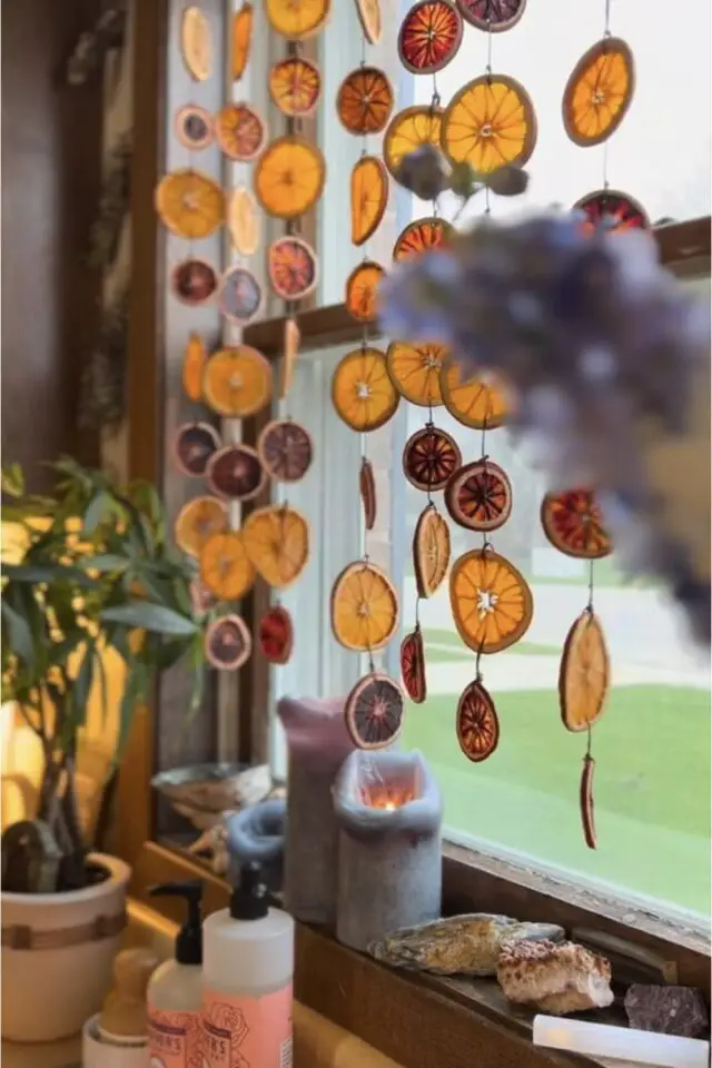 décoration d'automne fenêtre idées à copier DIY naturel guirlande de rondelles d'orange séchées facile à faire soi-même 