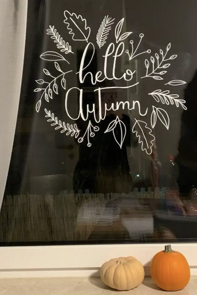 décoration d'automne fenêtre posca blanc feuille message jolie typo bricolage facile et rapide 