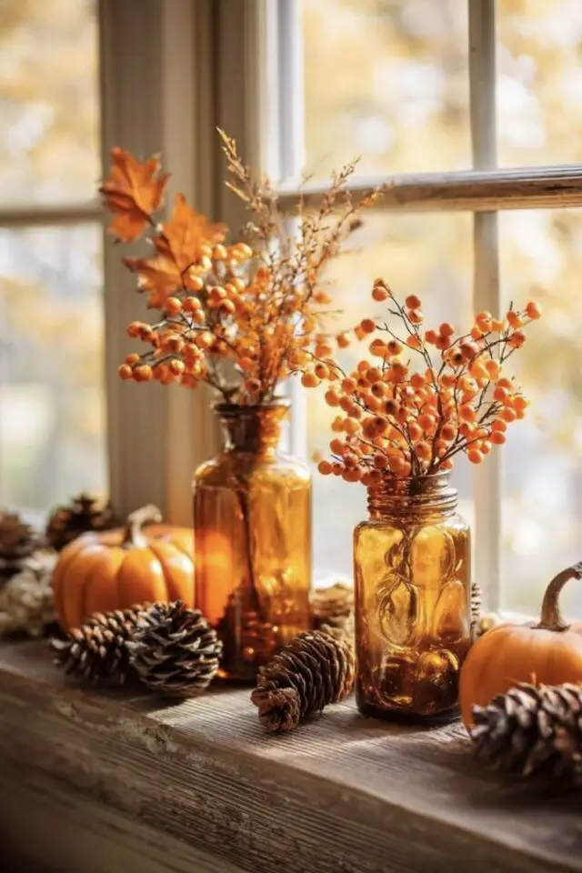 décoration d'automne fenêtre exemple vase verre fumé bocal apothicaire pomme de pin citrouille feuille d'érable séchée branchage 