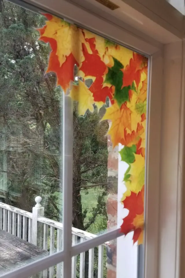 décoration d'automne fenêtre angle peinture feuille d'arbre idée facile originale et discrète loisir créatif 