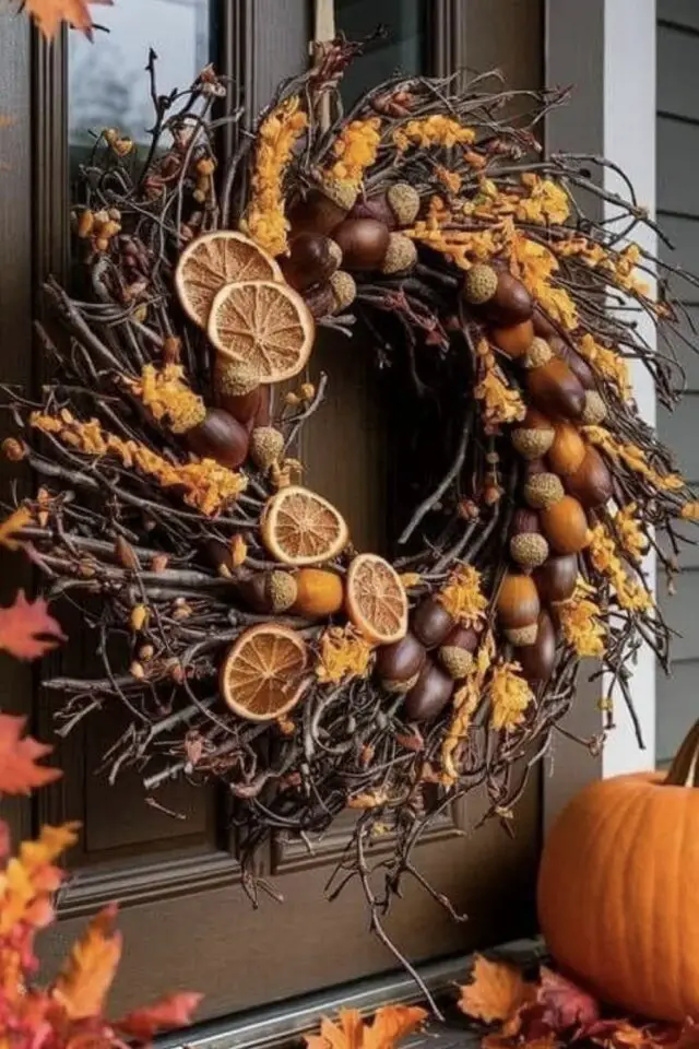 décoration d'automne fenêtre jolie couronne naturelle à accrocher banchage rondelle d'orange séchée gland feuillage 