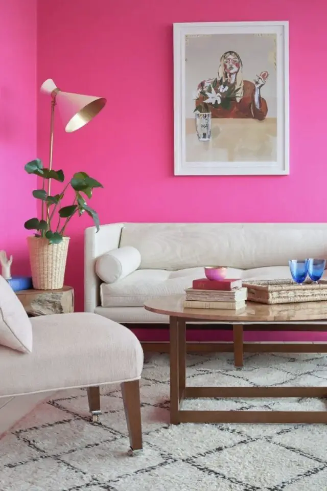 décoration intérieure audacieuse couleur fuchsia salon mur coloré peinture unie canapé beige tapis berbère 