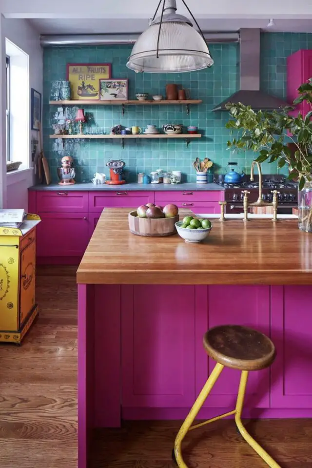 décoration intérieure audacieuse couleur fuchsia cuisine moderne crédence bleu peinture façade et îlot touche de jaune 