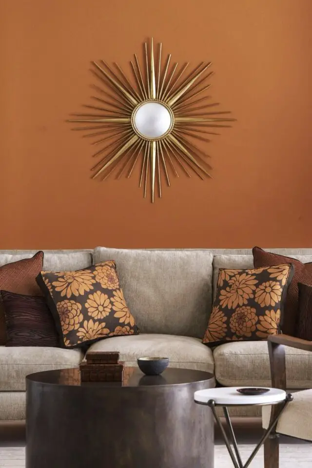 déco moderne couleur orange brûlée salon séjour chic canapé beige coussin floral marron miroir soleil vintage table basse ébène élégance 