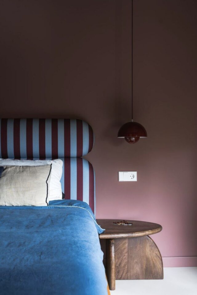 déco moderne vieux rose chambre adulte tête de lit à rayure bleu clair et bordeaux table de chevet en bois sombre suspension design association couleurs originale déco moderne vieux rose chambre adulte tête de lit à rayure bleu clair et bordeaux table de chevet en bois sombre suspension design association couleurs originale