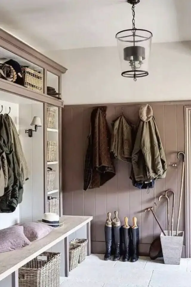 déco moderne vieux rose mudroom entrée avec meuble sur mesure lambris peinture associé à du blanc déco moderne vieux rose mudroom entrée avec meuble sur mesure lambris peinture associé à du blanc