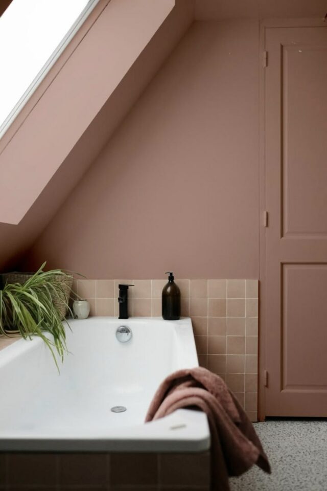 déco moderne vieux rose salle de bain mansardée peinture murale unie mate baignoire blanche carrelage nude déco moderne vieux rose salle de bain mansardée peinture murale unie mate baignoire blanche carrelage nude