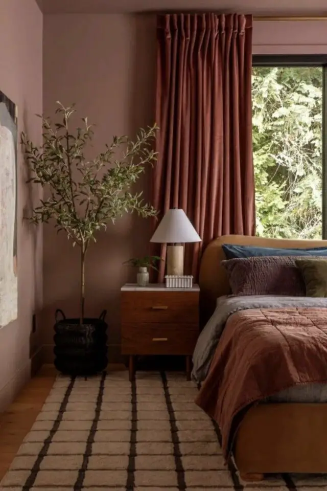 déco moderne vieux rose meuble en bois tapis contemporain noir et blanc quadrillé rideaux en velours ambiance chic et actuelle déco moderne vieux rose meuble en bois tapis contemporain noir et blanc quadrillé rideaux en velours ambiance chic et actuelle