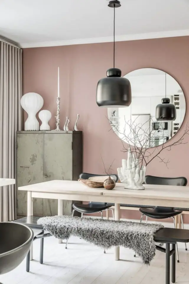 déco moderne vieux rose salle à manger table bois très clair suspension noir grand miroir rond banc et fauteuil noir esprit nordique moderne déco moderne vieux rose salle à manger table bois très clair suspension noir grand miroir rond banc et fauteuil noir esprit nordique moderne