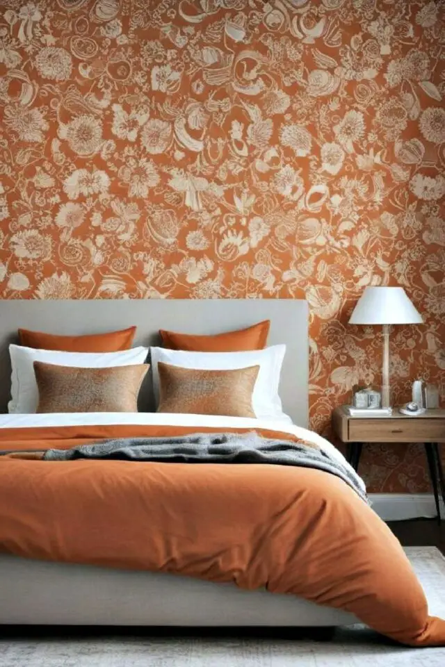 décoration couleur orange brûlée exemple chambre à coucher élégante adulte papier peint fond orange motif floral tête de lit grise linge de lit coloré 
