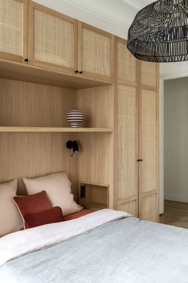 exemple pont de lit chambre adulte en bois claire et portes en cannage mur blanc esprit nature chic simple 