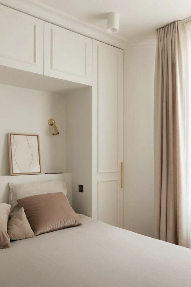 exemple pont de lit chambre adulte meuble sur mesure blanc avec moulure élégant simple et chic 