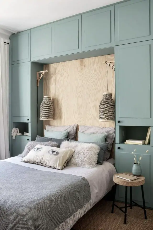 exemple pont de lit chambre adulte moderne peit espace optimisé meuble bleu vert mur en bois OSB luminaire 