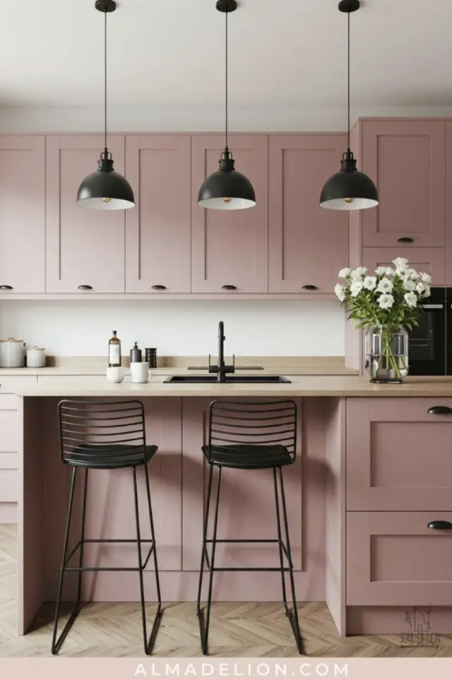 intérieur moderne couleur vieux rose cuisine mur blanc plan de travail en bois accessoires décoratifs noirs suspensions chaises de bar robinetterie et évier intérieur moderne couleur vieux rose cuisine mur blanc plan de travail en bois accessoires décoratifs noirs suspensions chaises de bar robinetterie et évier