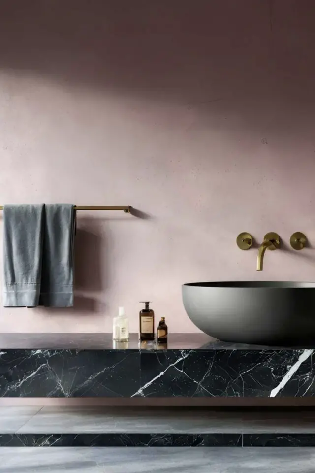 intérieur moderne couleur vieux rose salle de bain peinture murale plan vasque marbre noir lavabo épuré gris anthracite espace chic et moderne intérieur moderne couleur vieux rose salle de bain peinture murale plan vasque marbre noir lavabo épuré gris anthracite espace chic et moderne
