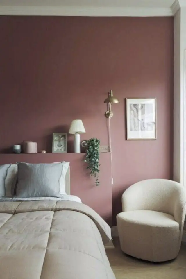 intérieur moderne couleur vieux rose chambre adulte simple peinture murale unie tête de lit en ton sur ton applique luminaire doré linge de lit beige écru intérieur moderne couleur vieux rose chambre adulte simple peinture murale unie tête de lit en ton sur ton applique luminaire doré linge de lit beige écru