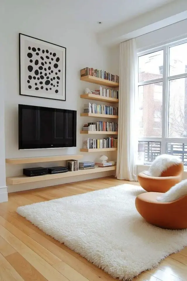 jolie décoration de salon simple et épurée mur TV avec étagères flottantes en bois clair rangement moderne tapis poil long fauteuil design appartement 