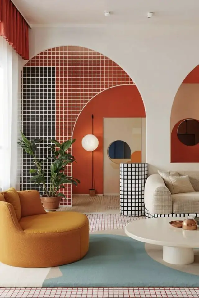 jolie décoration de salon design arche murale couleur contraste blanc fauteuil rond canapé beige moderne et élégant 
