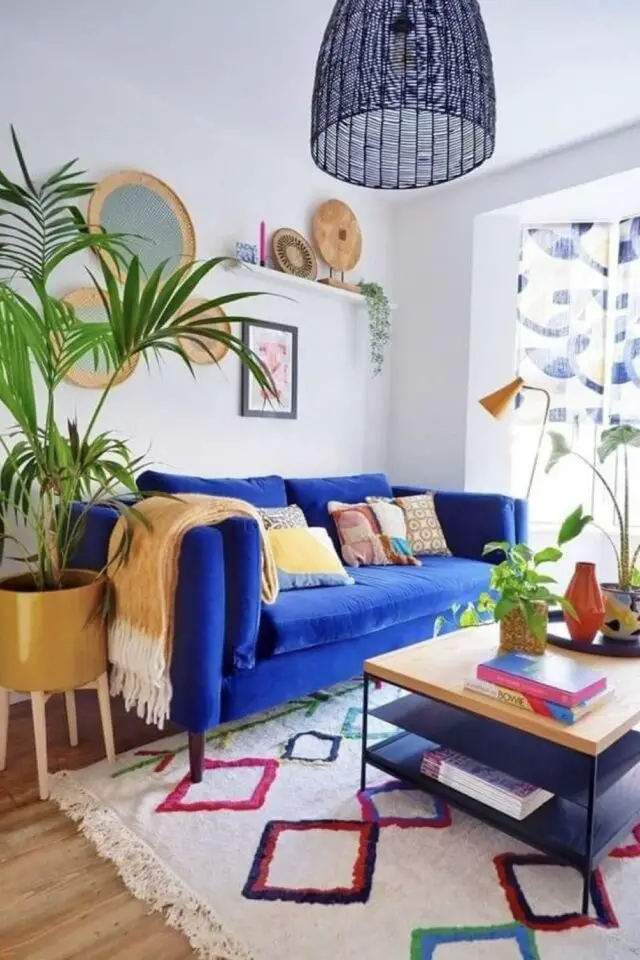 jolie décoration de salon blanc canapé coloré bleu cobalt tapis ethnique plante verte table basse bois et métal appartement 